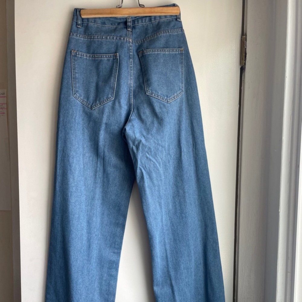 High waisted baggy jeans.